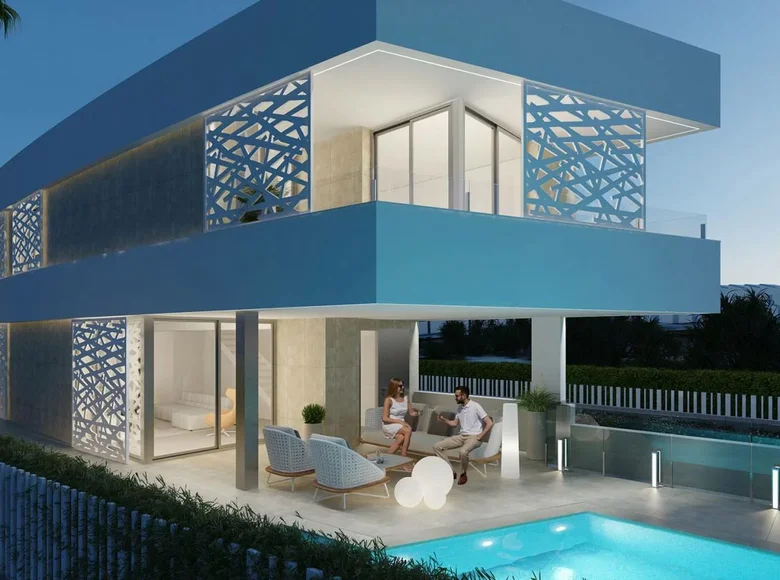 Villa de tres dormitorios 270 m² Alicante, España