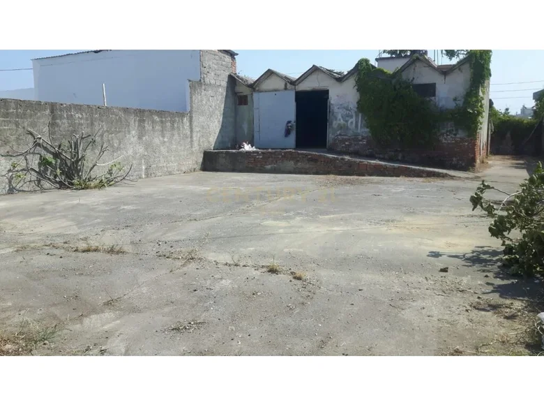 SALE 456M2 LAND + 125m2 BUILDING IN THE AREA OF THE HOSPITAL NEAR THE FORMER BUS PARK, DURRES!