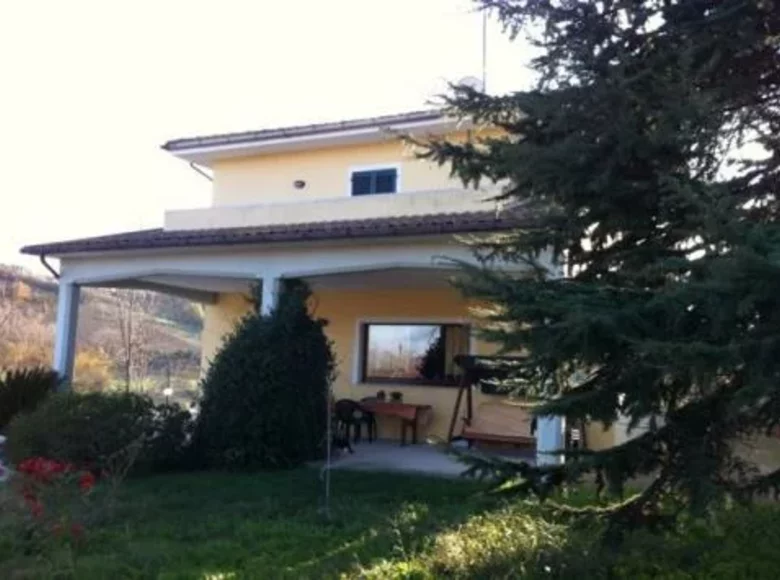Adosado 9 habitaciones 270 m² Terni, Italia