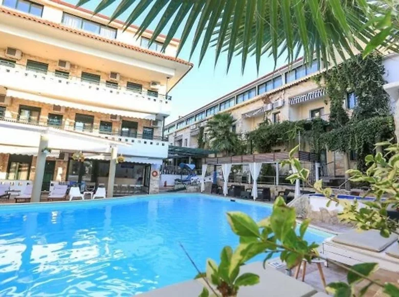 Hotel 2 000 m² in Pefkochori, Greece