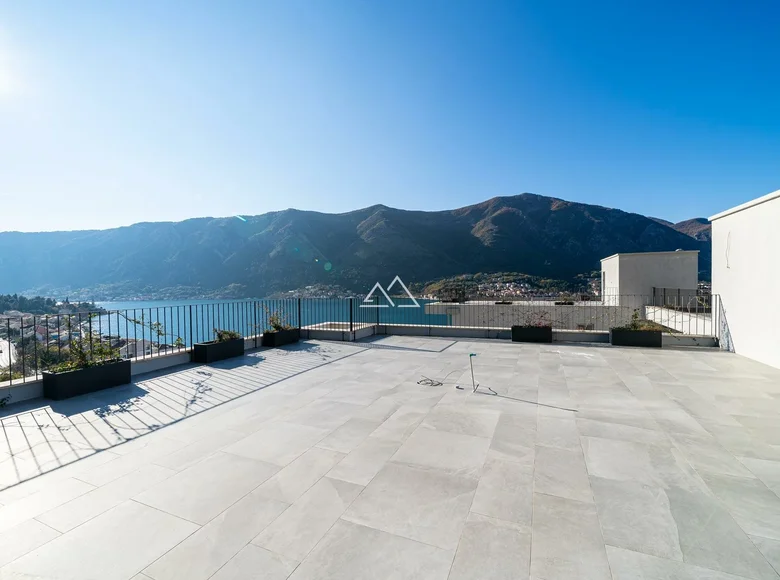 4 bedroom apartment 402 m² Dobrota, Montenegro