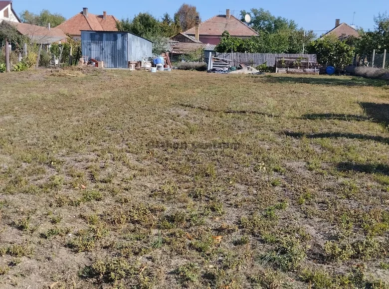 Land 711 m² Abony, Hungary