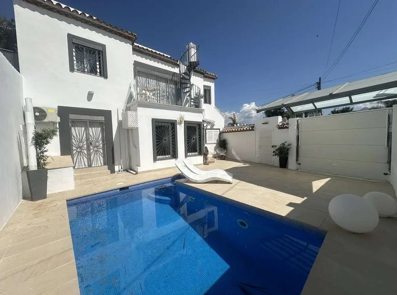 Villa de tres dormitorios 214 m² Marbella, España