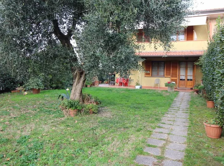 Mieszkanie 7 pokojów 150 m² Forte dei Marmi, Włochy
