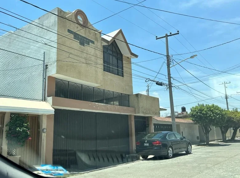3 bedroom house 382 m² Celaya, Mexico