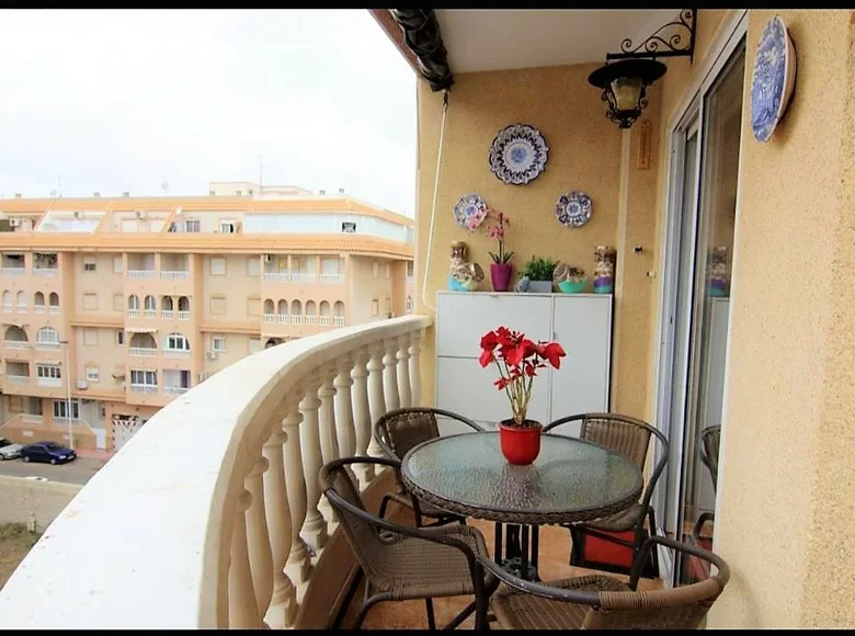 Mieszkanie 2 pokoi 78 m² Torrevieja, Hiszpania