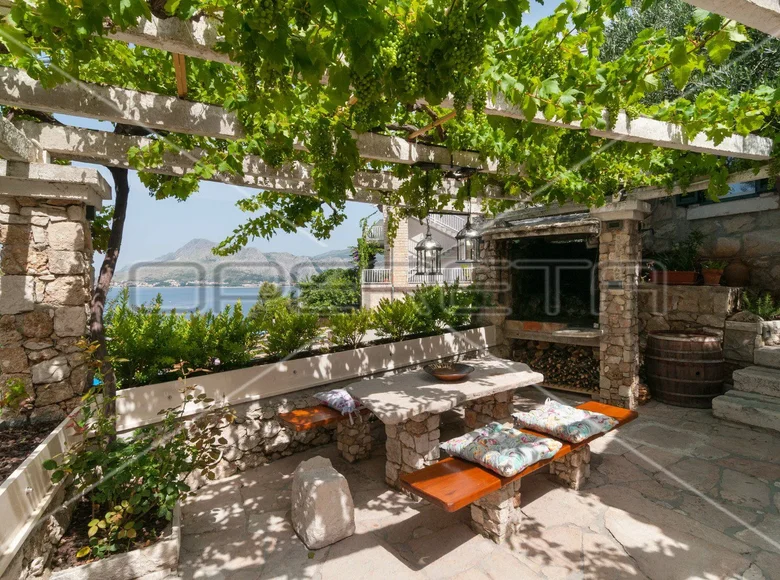 6 room house 287 m² Omis, Croatia