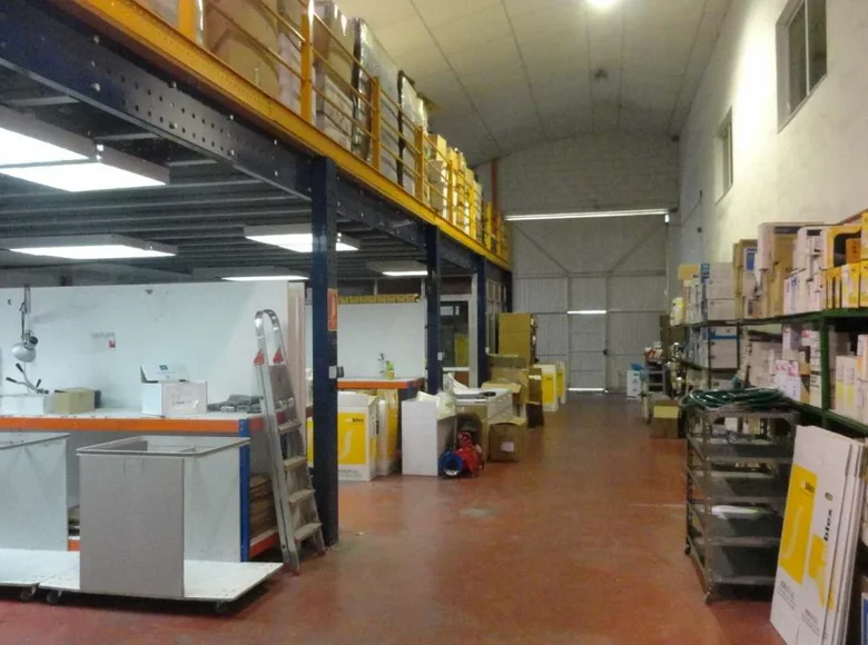 Warehouse 688 m² in Alicante, Spain