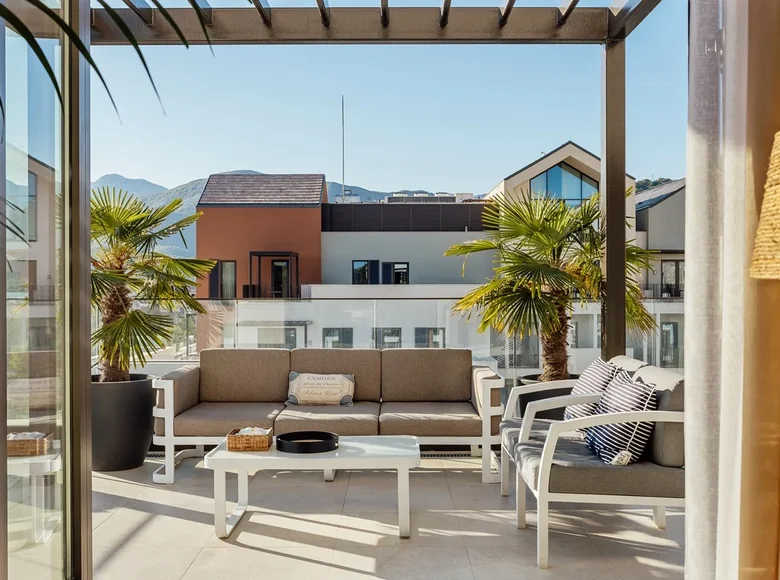 2 bedroom penthouse 179 m² Tivat, Montenegro