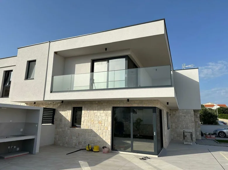 4-Schlafzimmer-Villa 230 m² Karlobag, Kroatien