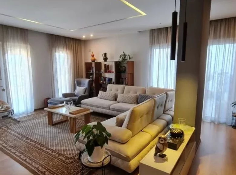 Mieszkanie 3 pokoi 220 m² Tirana, Albania