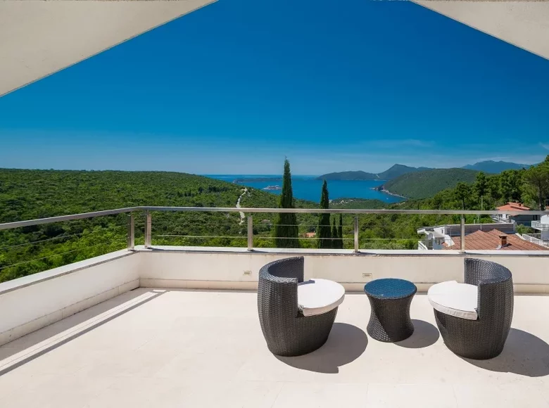 Villa de 4 dormitorios 240 m² Lustica, Montenegro