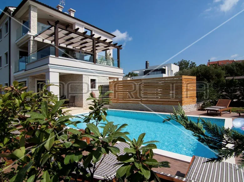 8 room house 338 m² Valbandon, Croatia