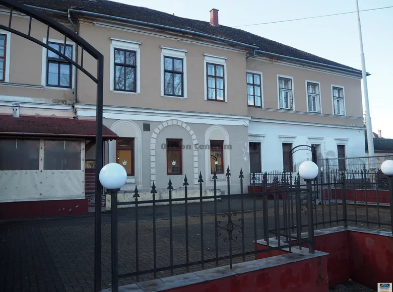 Commercial property 180 m² in Koermend, Hungary