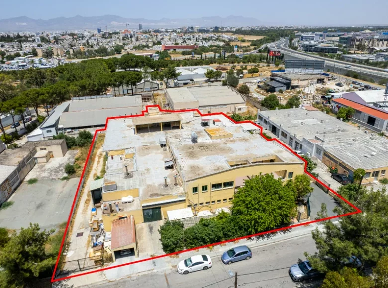 Warehouse 2 850 m² in Strovolos, Cyprus