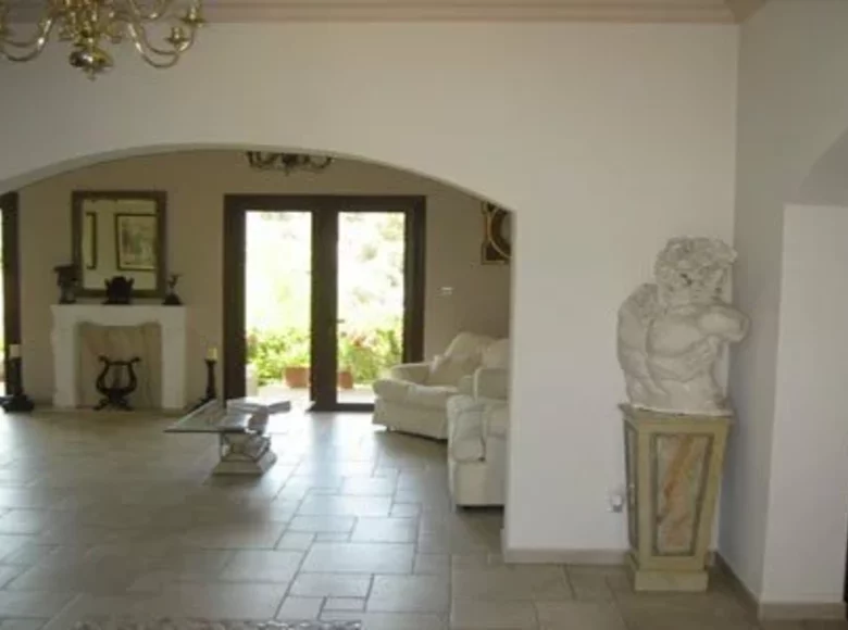 Haus 4 Schlafzimmer 400 m² Lythrodontas, Cyprus