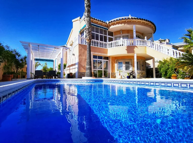 4 bedroom Villa 250 m² Los Balcones, Spain