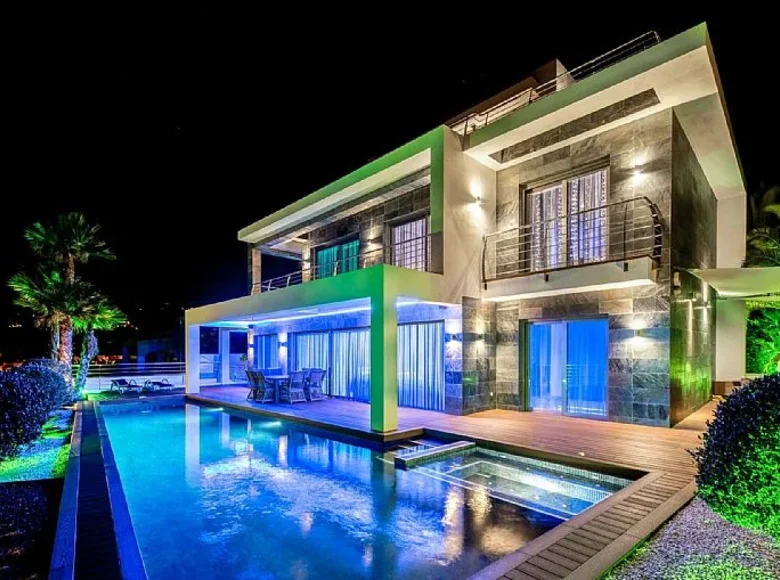 4-Schlafzimmer-Villa 440 m² Calp, Spanien