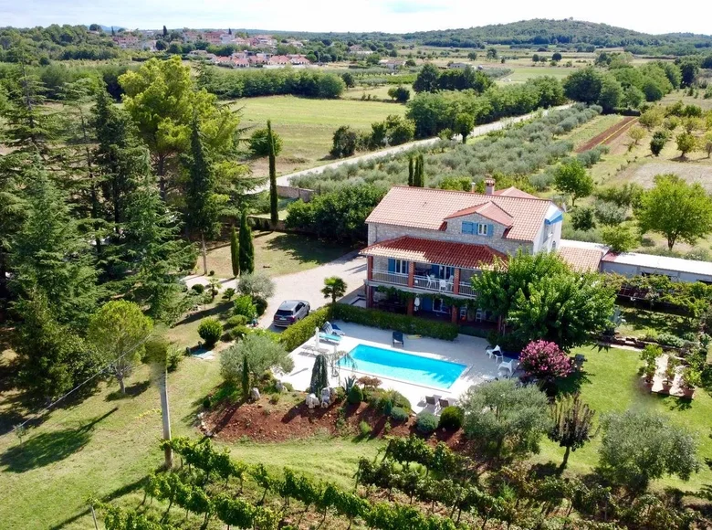 Dom 5 pokojów 538 m² Grad Porec, Chorwacja