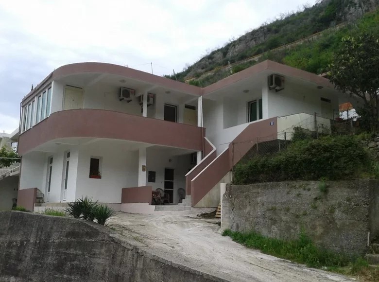 Casa 4 habitaciones 350 m² Budva, Montenegro