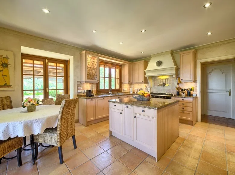 4-Schlafzimmer-Villa 322 m² Benahavis, Spanien