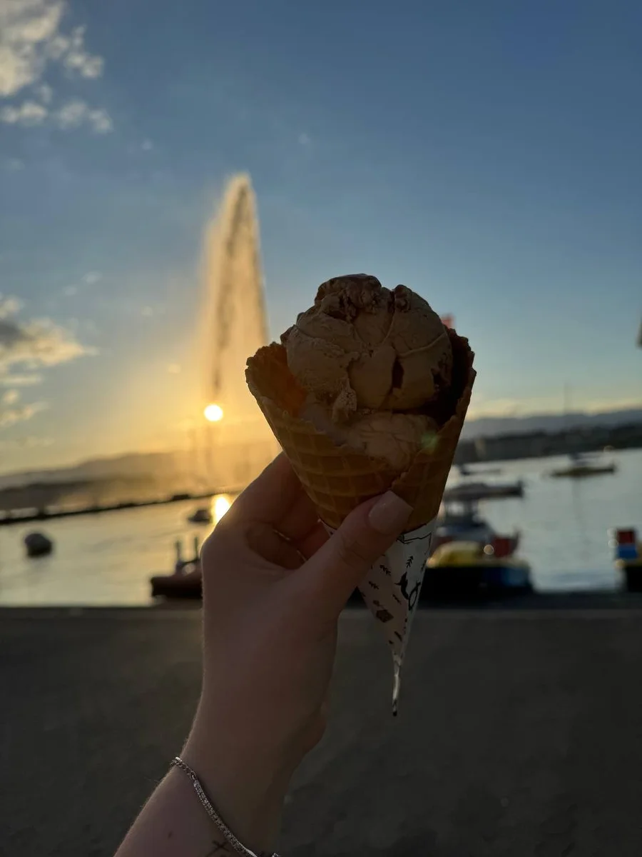 Мороженое Mövenpick на фоне фонтана Же-До