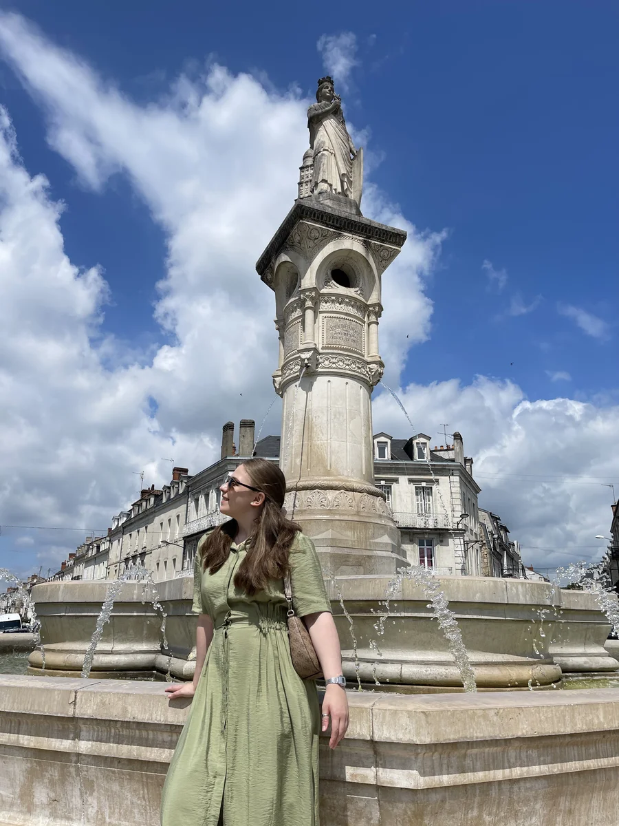 The girl at the fountain