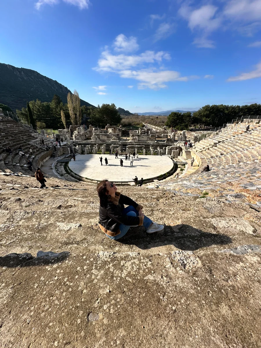 Das Amphitheater (Kolosseum) in der historischen antiken Stadt Ephesus und ein Mädchen