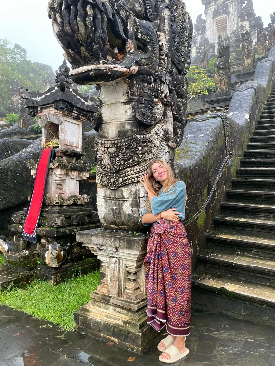 dziewczyna na Bali, zdjęcie przy punkcie orientacyjnym
