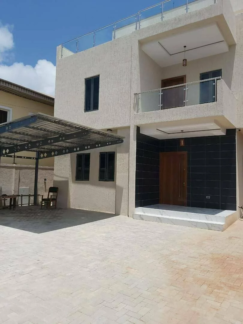 BUNGALOW + SHOPS FOR SALE AT LAGOS ISLAND » Castles Lifestyle