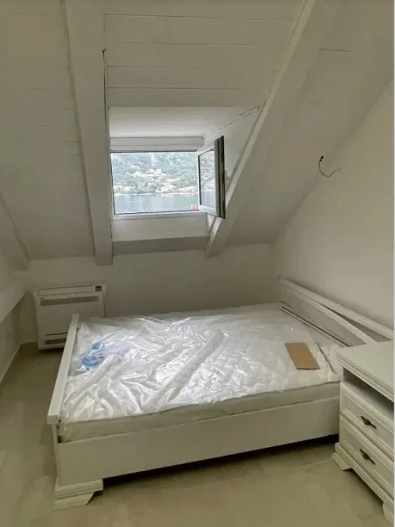 Ein Schlafzimmer in einer Villa in Dobrota, Montenegro