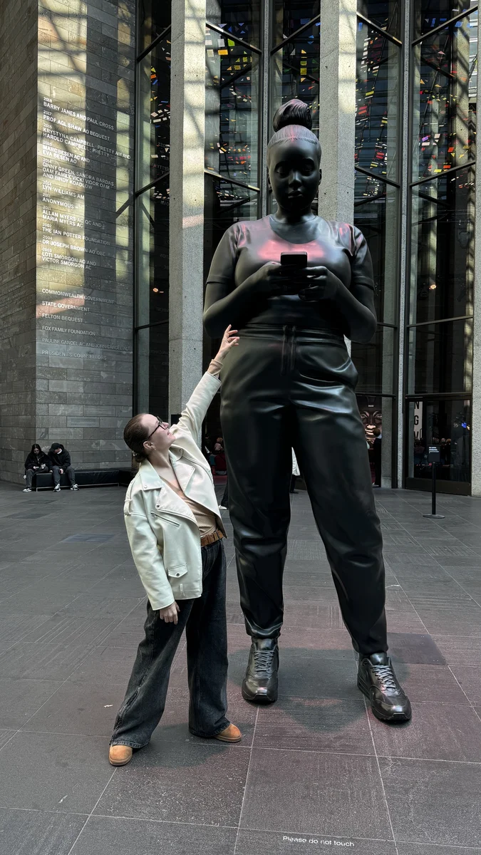 девушка и статуя 