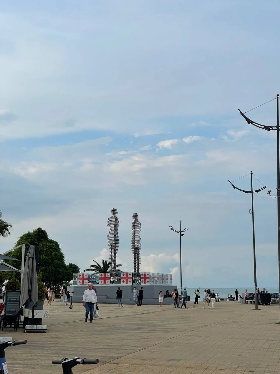 Statue of Ali and Nino in Batumi 