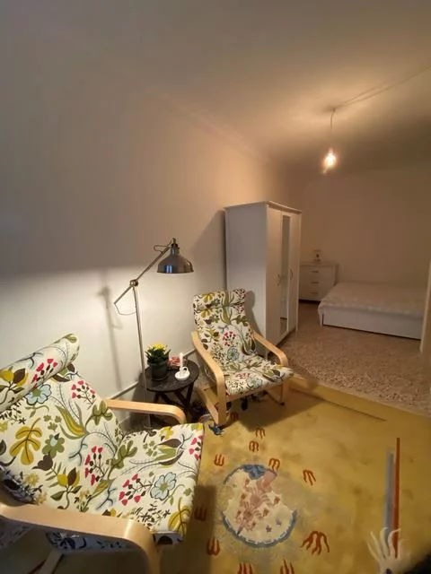 Une chambre dans une maison de ville