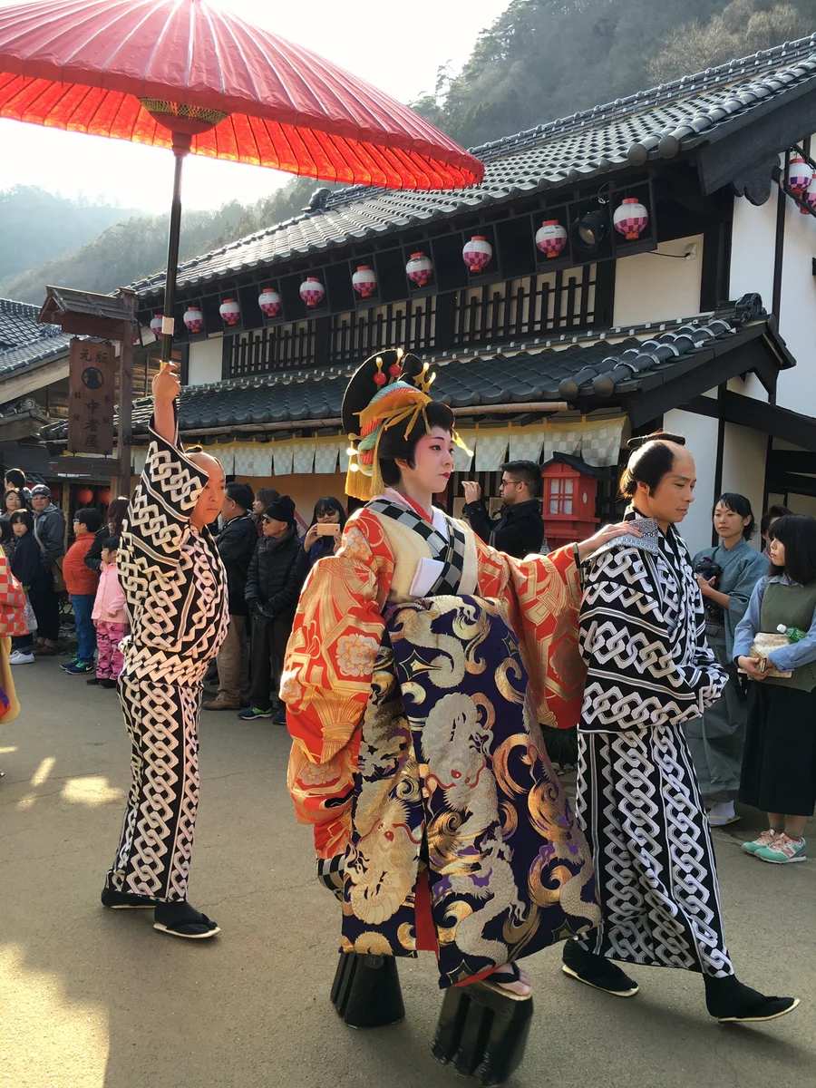 женщина и мужчины в японской традиционной одежде