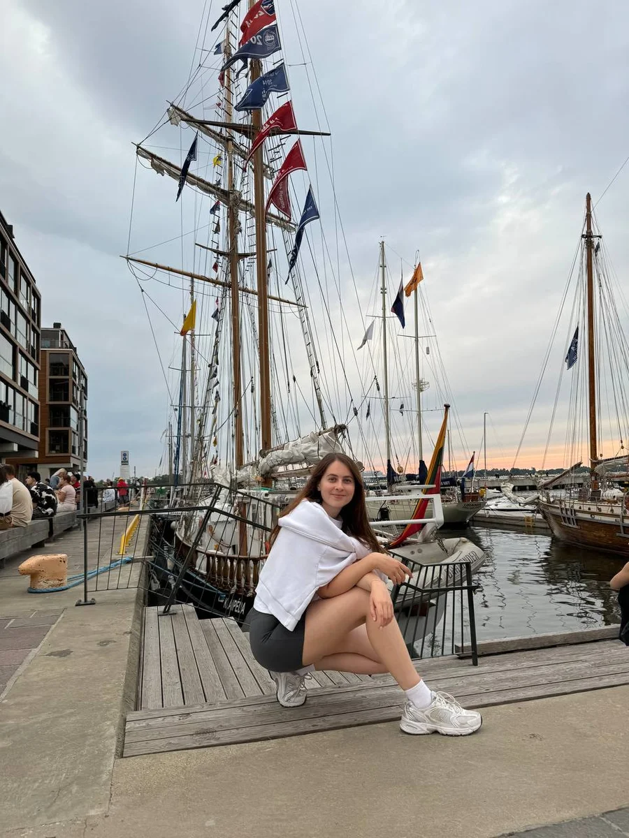 girl against the backdrop of yachts