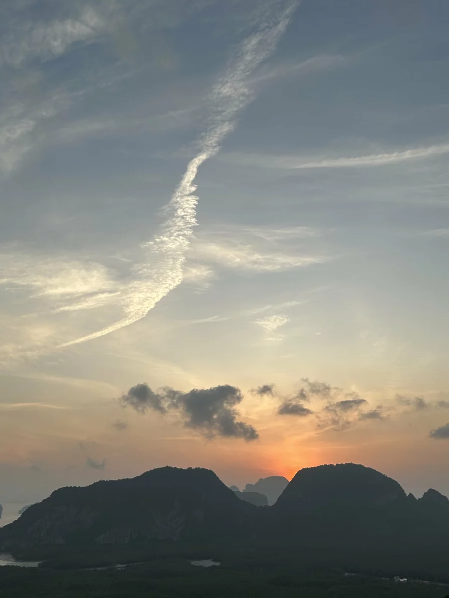 mgła, góry i ocean na Bali.