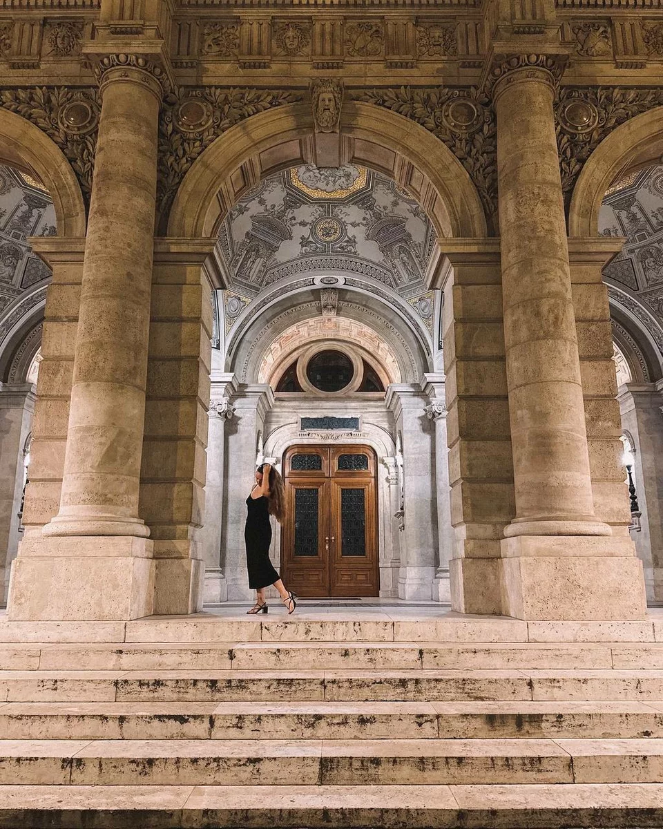 Кристина фотографируется у большого и красивого здания в Венгрии