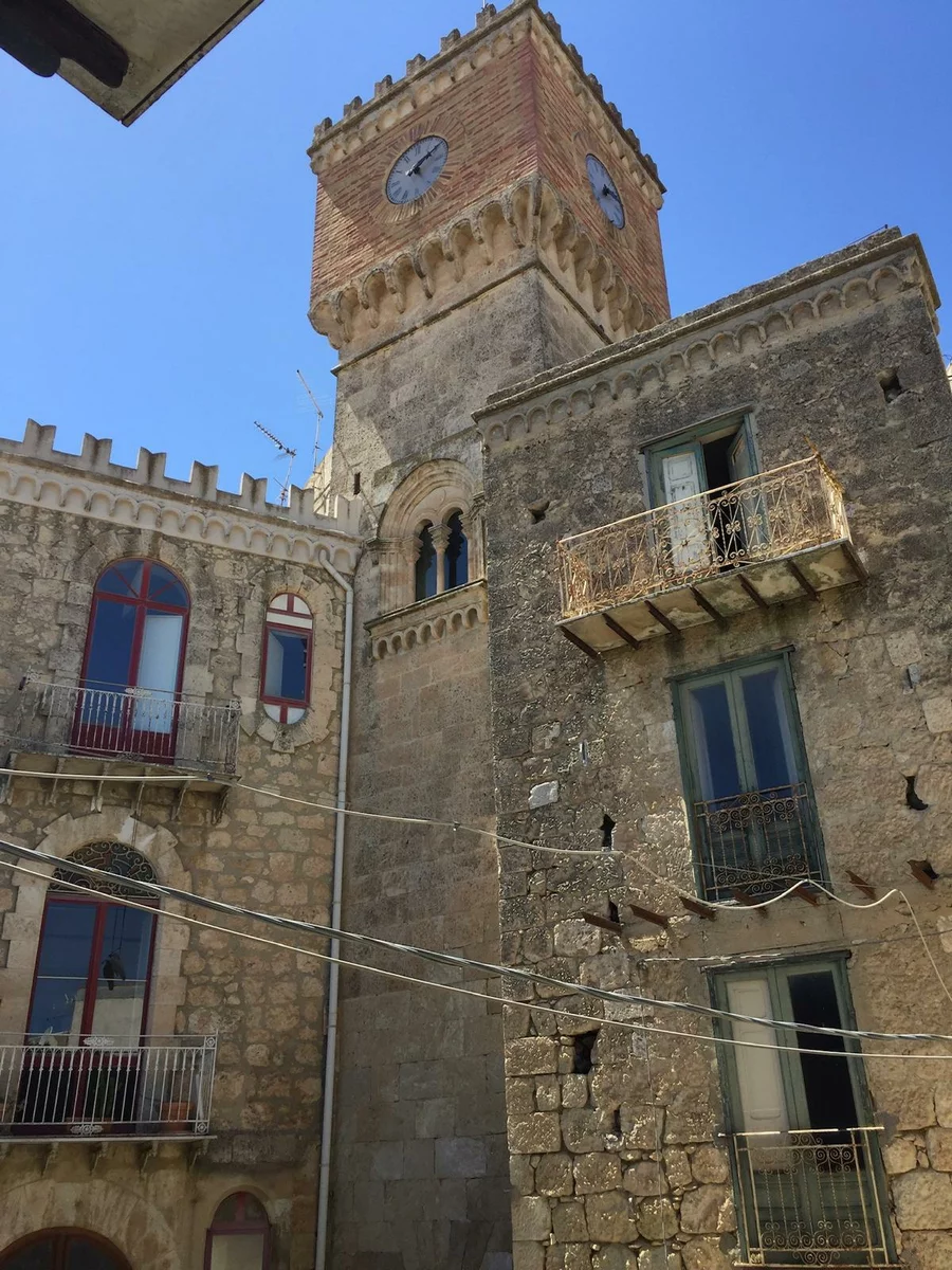 огромный дом-часовня в Италии