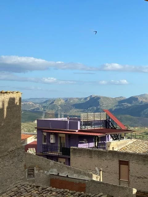 Maison de ville avec vue sur les montagnes et terrasse sur le toit