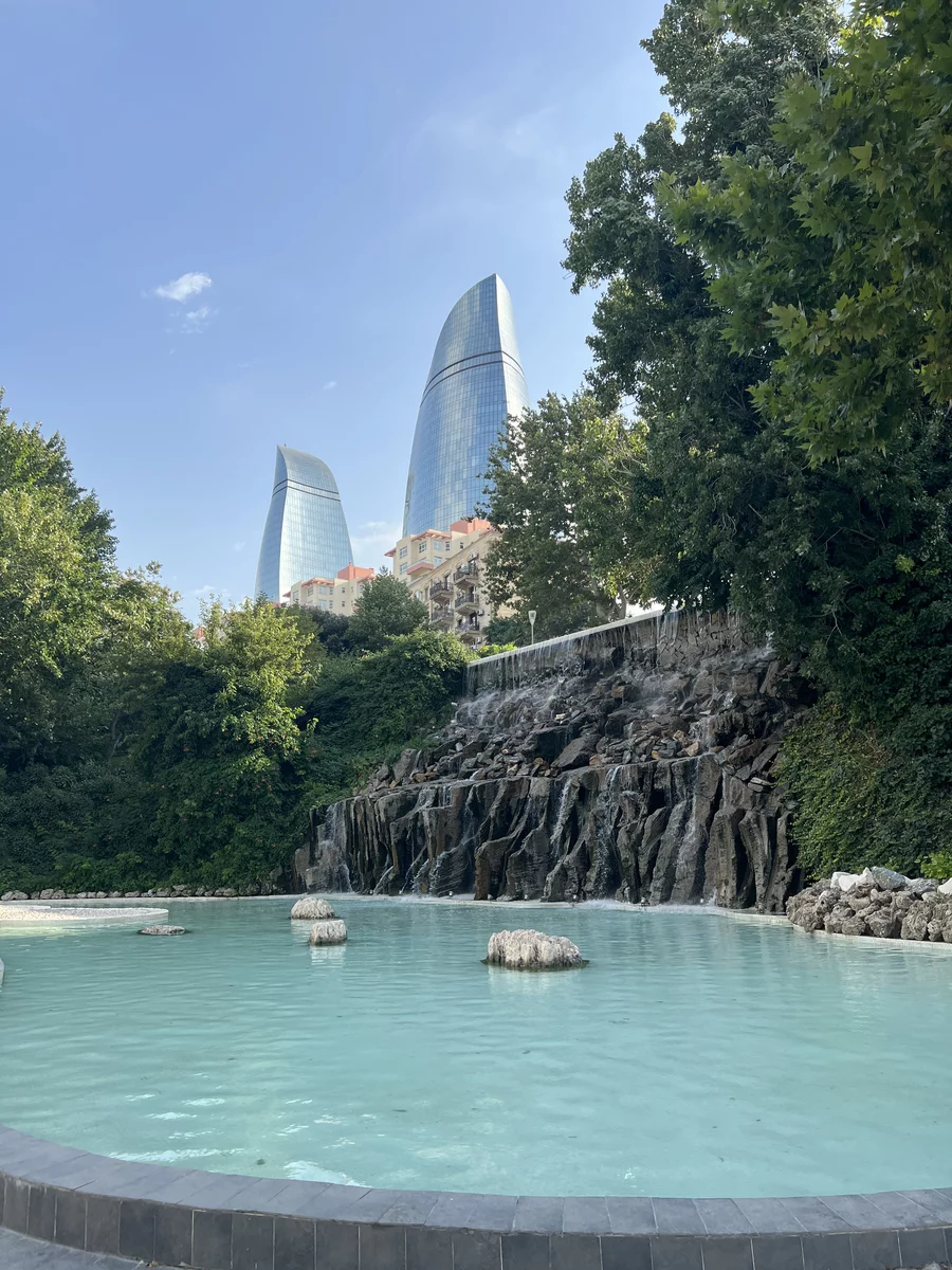 вид на небоскребы в Баку