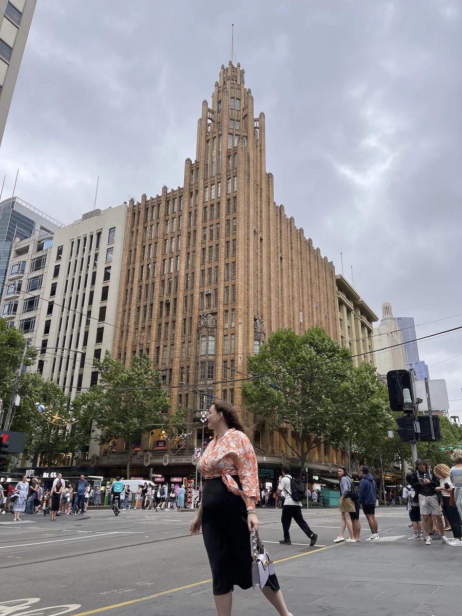 девушка на фоне здания в Австралии 