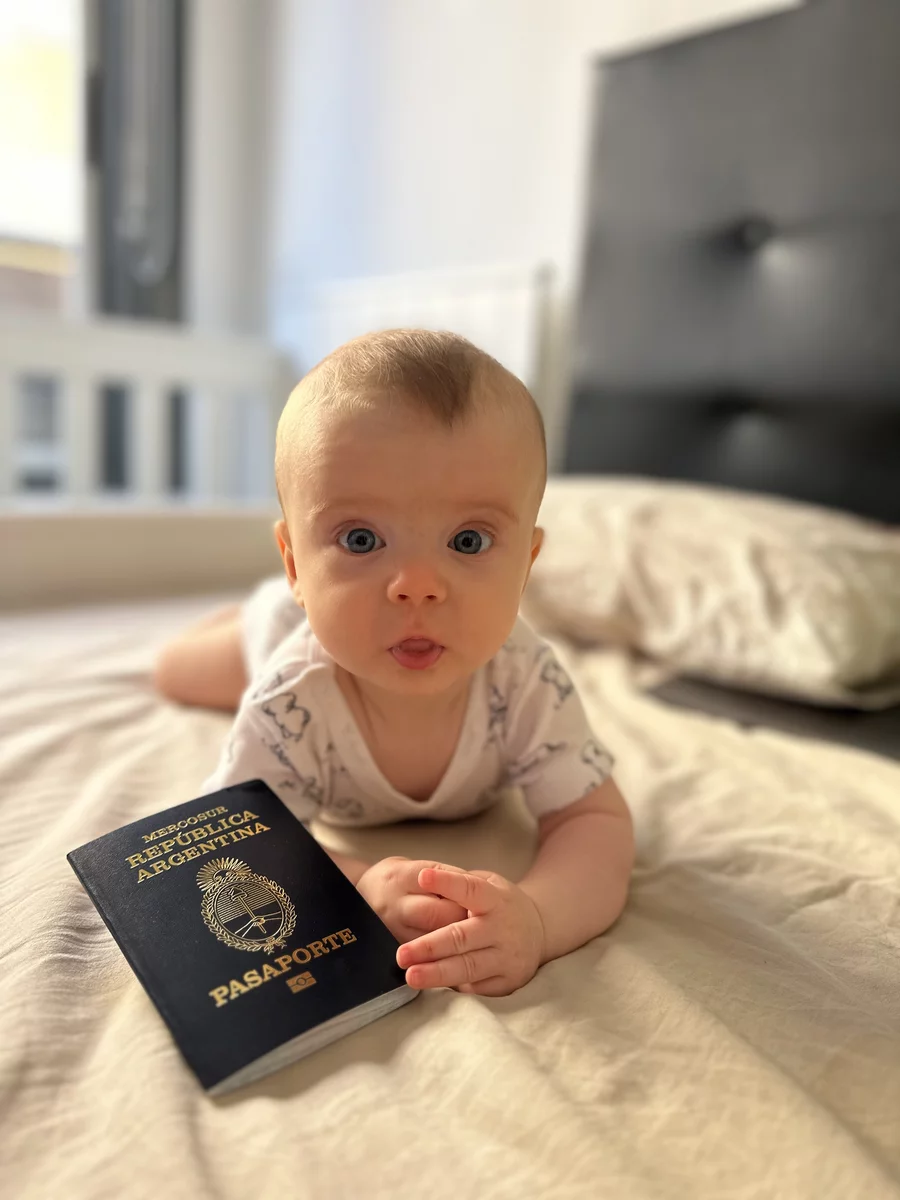 un niño y un pasaporte argentino 