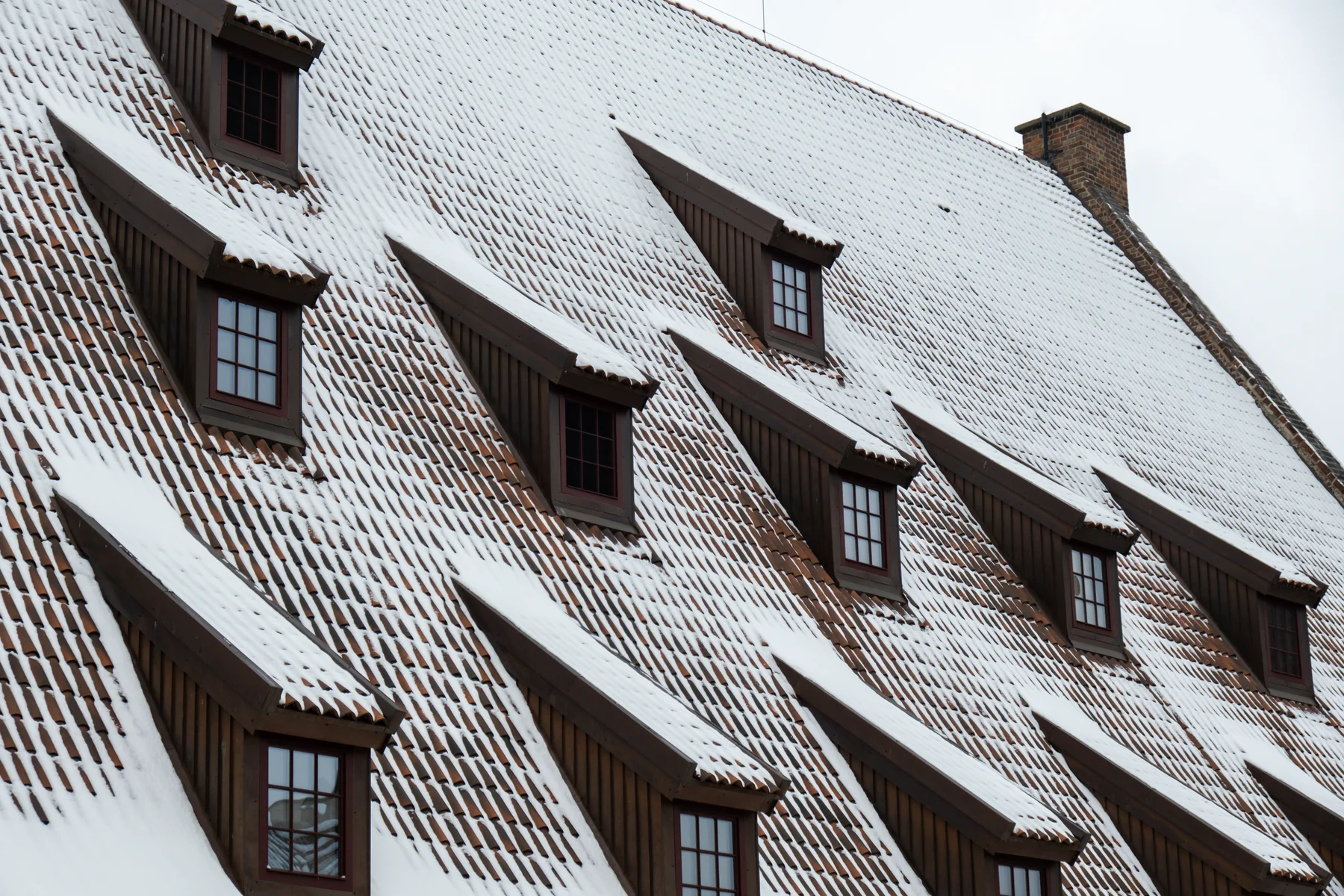  Steep roof slopes against snow