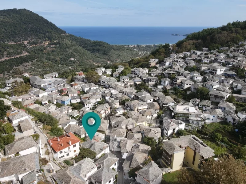 Luftaufnahme eines Steinhauses in dem traditionellen Dorf Panagia auf der Insel Thassos