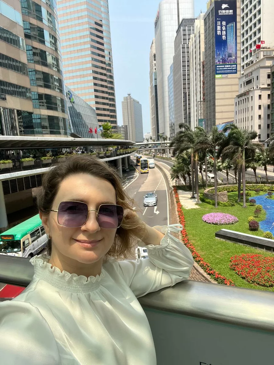 Женщина на фоне высотных зданий в Гонконге