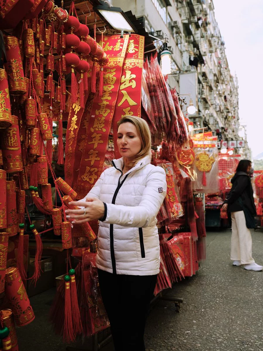 Женщина с национальными украшениями Гонконга