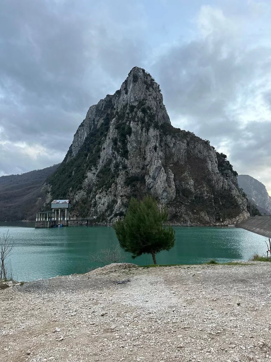 скала в Албании