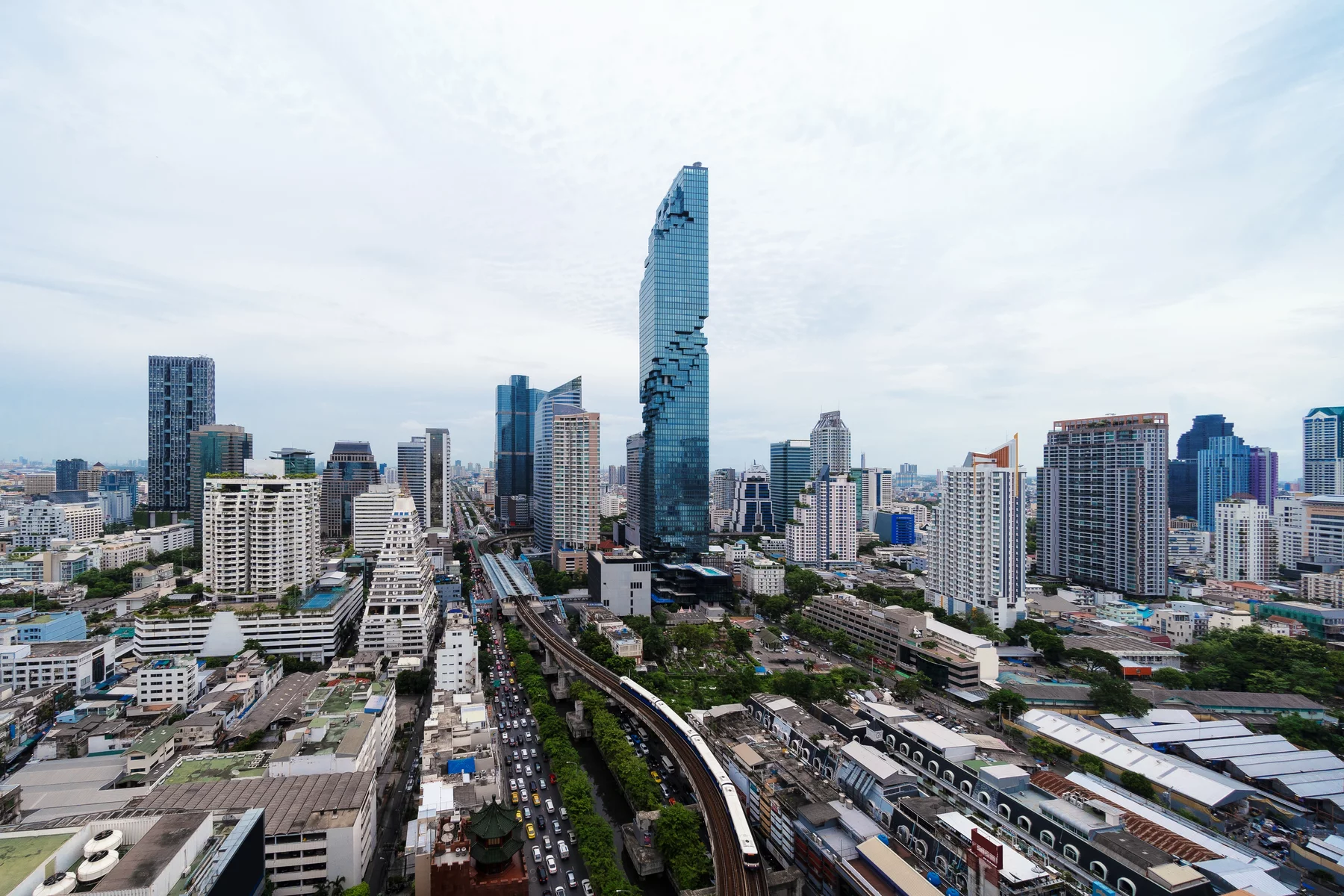 Финансовый район и здания небоскребов в Бангкоке, Таиланд.