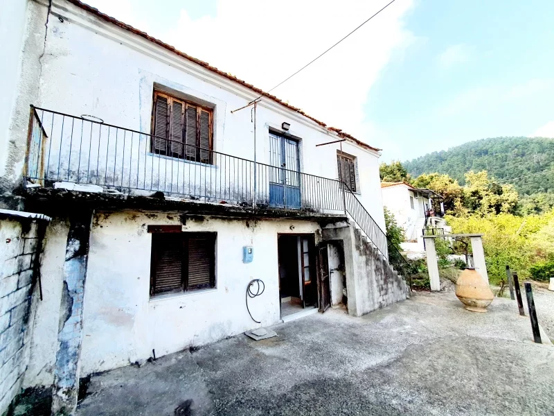 Verlassenes zweistöckiges Haus in dem Dorf Potamia auf der Insel Thassos